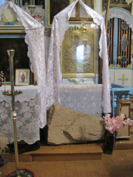 В д. Подлесье (Ляховичский р-н, Брестская обл.) икона по легенде явилась на камне, который ныне хранится в храме