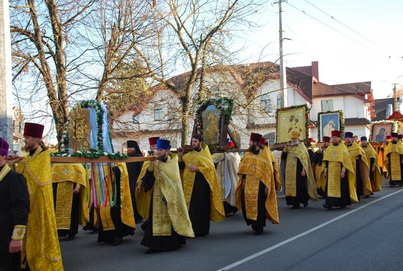 участники крестного хода с чудотворными Волынской иконы