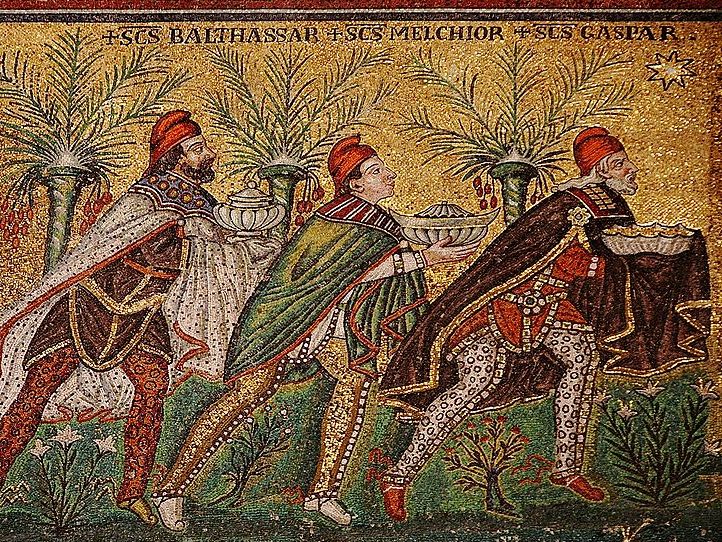 Мозаика в Сант-Аполлинаре-Нуово, Равенна, VI в. Над головами волхвов можно прочесть их имена