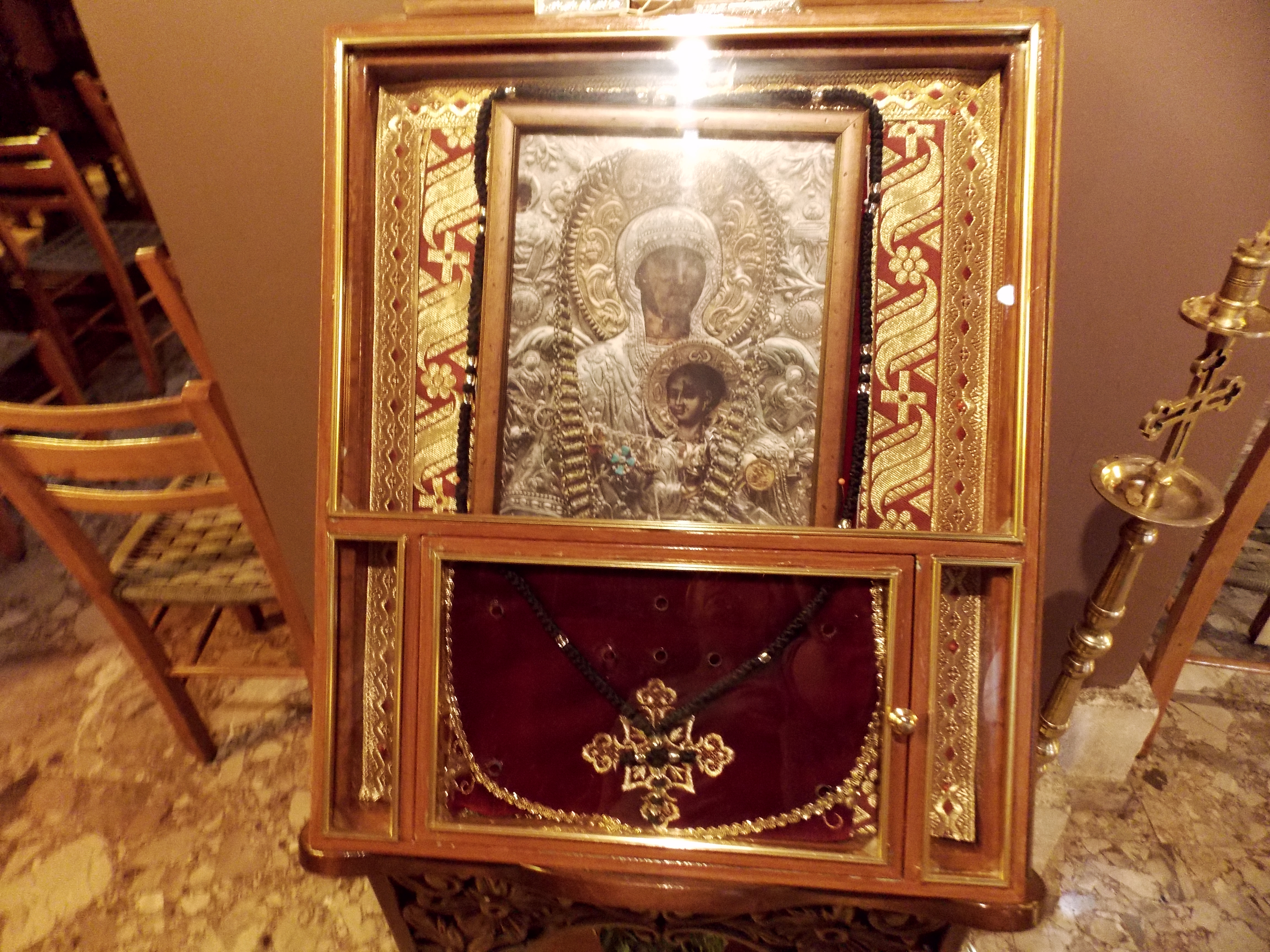 икона Божией Матери «Корень Иессеев» и плат, пропитанный миром от подлинника иконы, пребывающей на острове Андрос