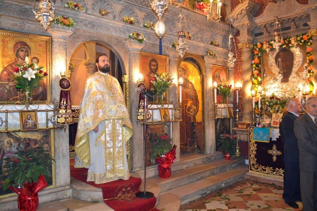 Вид на иконостас и икону св. Николая